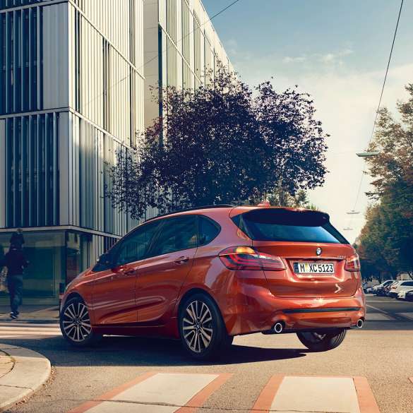 Kjøredynamikk BMW 2-serie Active Tourer Kjøredynamikk BMW 2-serie Active Tourer F45 2018 Sunset Orange metallic sett skrått bakfra