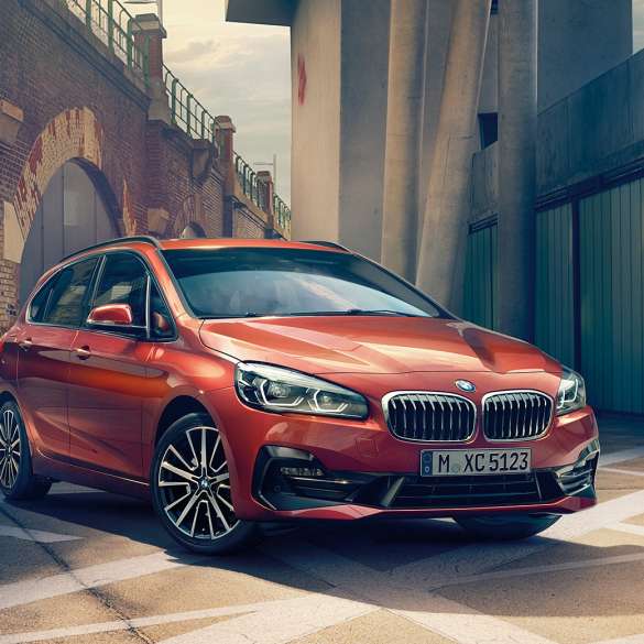 Eksteriør BMW 2-serie Active Tourer BMW 2-serie Active Tourer F45 Facelift 2018 Sunset Orange metallic Sett skrått forfra parkert i et smug