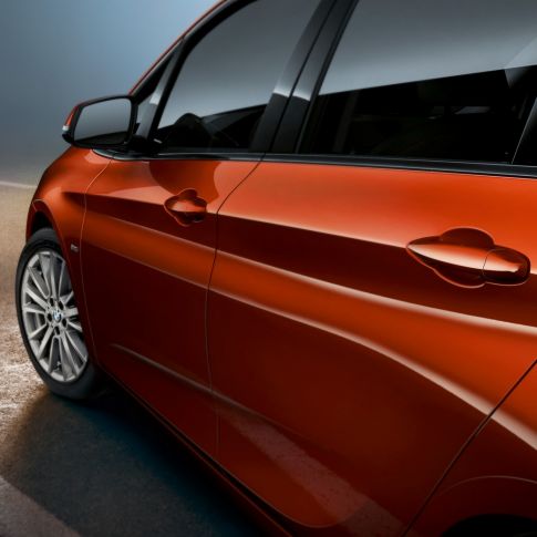 Næropptak av siden BMW 2-serie Active Tourer BMW 2-serie Active Tourer F45 Facelift 2018 Sunset Orange metallic næropptak av siden