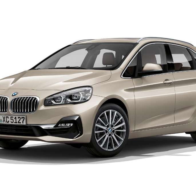 Sett skrått bakfra BMW 2-serie Active Tourer modell Luxury Line BMW 2-serie Active Tourer modell Luxury Line 225i xDrive F45 2018 Jucarobeige metallic sett skrått forfra