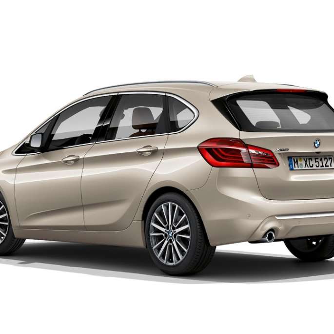 Sett skrått bakfra BMW 2-serie Active Tourer modell Luxury Line BMW 2-serie Active Tourer modell Luxury Line 225i xDrive F45 2018 Jucarobeige metallic sett skrått bakfra