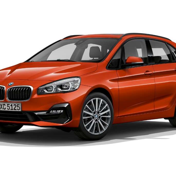 Sett skrått forfra BMW 2-serie Active Tourer modell Sport Line BMW 2-serie Active Tourer modell Sport Line 220i F45 2018 Sunset Orange metallic sett skrått forfra