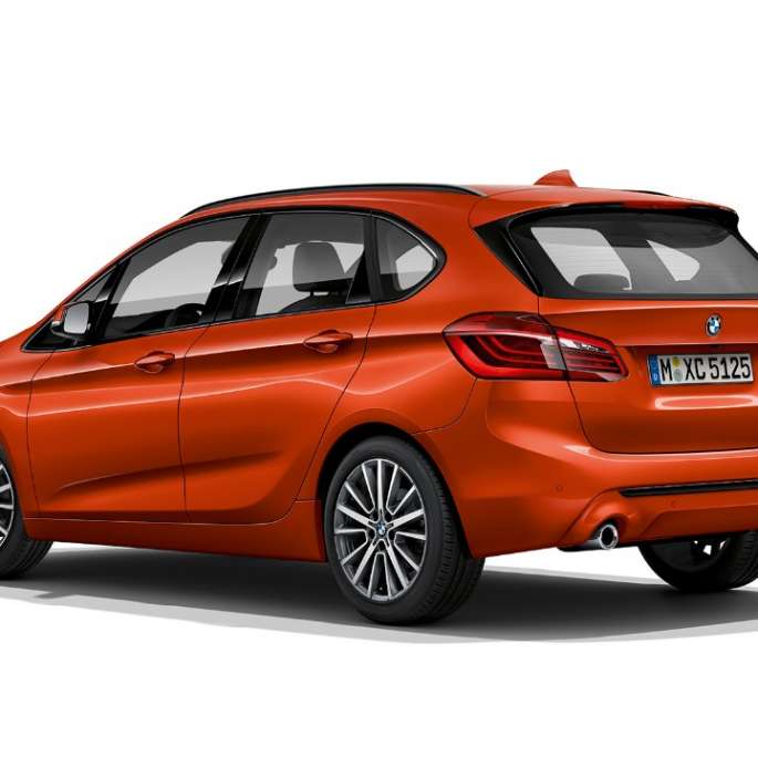 Sett skrått bakfra BMW 2-serie Active Tourer modell Sport Line BMW 2-serie Active Tourer modell Sport Line 220i F45 2018 Sunset Orange metallic sett skrått bakfra