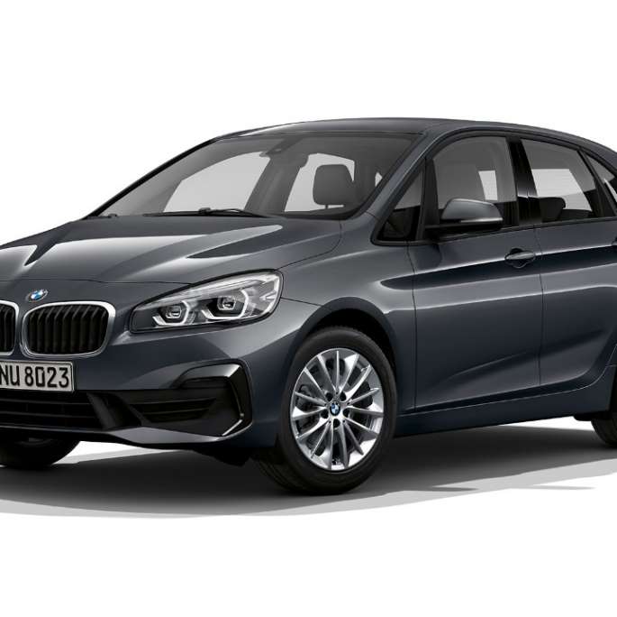 Sett skrått forfra BMW 2-serie Active Tourer modell Advantage BMW 2-serie Active Tourer modell Advantage 218i F45 2018 Mineralgrå metallic sett skrått forfra