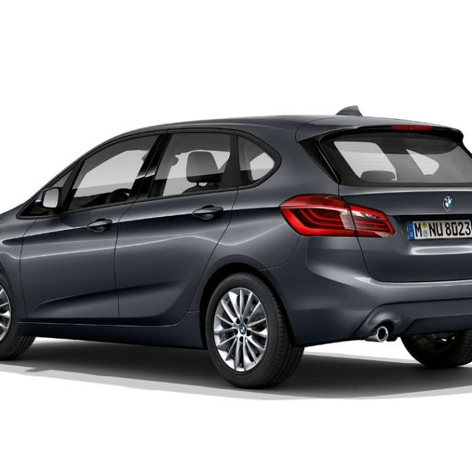 Sett skrått bakfra BMW 2-serie Active Tourer modell Advantage BMW 2-serie Active Tourer 218i F45 2018 Mineralgrå metallic sett skrått bakfra
