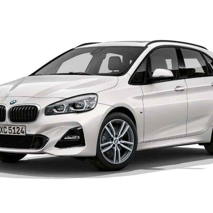 BMW 2-serie Active Tourer modell M Sport BMW 2-serie Active Tourer i hvitt 220d xDrive Modell M Sport F45 2018 Mineralhvit metallic sett skrått forfra
