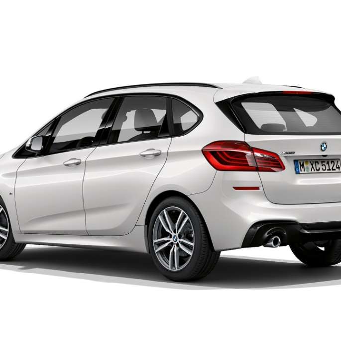 Sett skrått bakfra BMW 2-serie Active Tourer modell M Sport BMW 2-serie Active Tourer i hvitt 220d xDrive Modell M Sport F45 2018 Mineralhvit metallic sett skrått bakfra