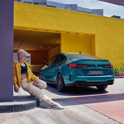 Atletisk hekk BMW 2-serie Gran Coupé Atletisk hekk BMW 2-serie Gran Coupé Snapper Rocks blå metallic F44 sett skrått fra siden