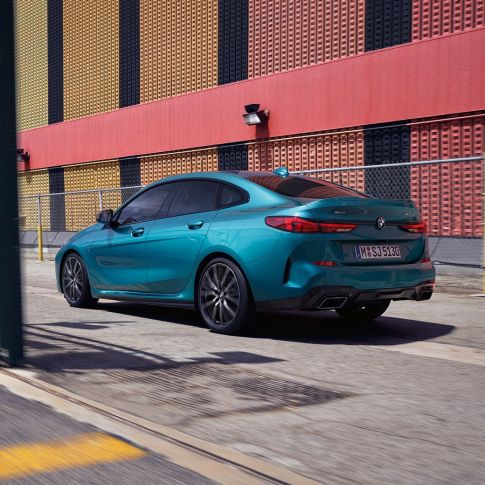 Progressivt design BMW 2-serie Gran Coupé Progressivt design BMW 2-serie Gran Coupé Snapper Rocks blå metallic F44 sett skrått fra siden
