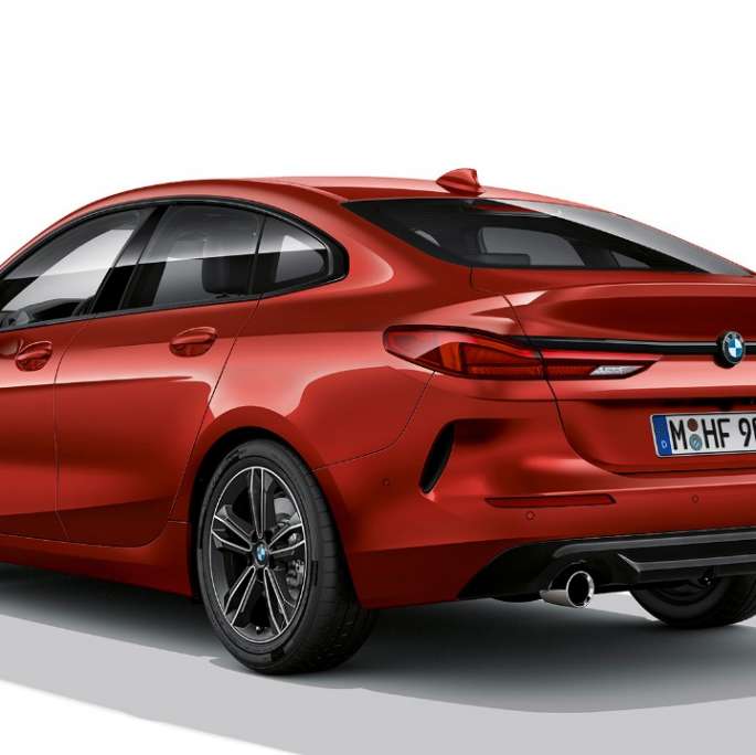 Individual høyglanset Shadow Line BMW 2-serie Gran Coupé modell Sport Line BMW Individual høyglanset Shadow Line BMW 2-serie Gran Coupé modell Sport Line Melbourne Rot F44 sett skrått bakfra