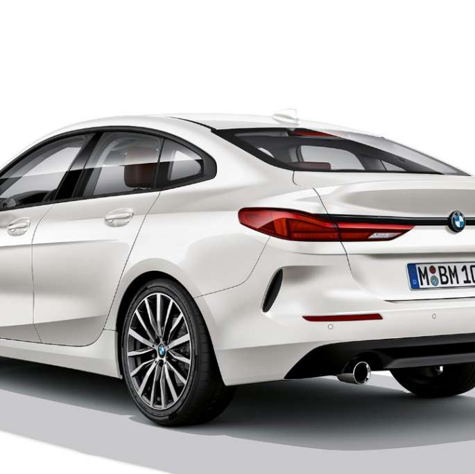 Lettmetallfelger BMW 2-serie Gran Coupé modell Advantage Lettmetallfelger BMW 2-serie Gran Coupé modell Advantage Mineralhvit F44 sett skrått bakfra