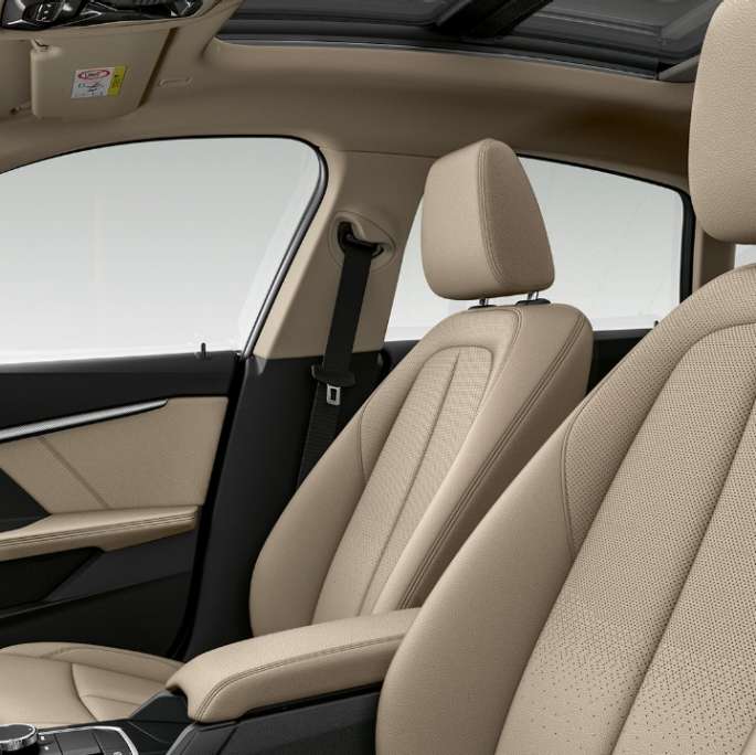 Skinnseter med sort perforering BMW 2-serie Gran Coupé modell Luxury Line Skinnseter med sort perforering BMW 2-serie Gran Coupé modell Luxury Line F44 interiør