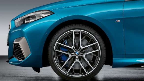 19" M Performance lettmetallfelg 555 M BMW 2-serie Gran Coupé 19" M Performance lettmetallfelg dobbelteke 555 M, tofarget BMW 2-serie Gran Coupé Snapper Rocks blå metallic F44 eksteriør