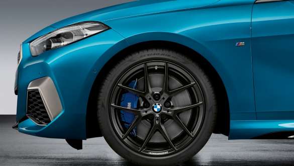 18" M Performance smidd felg 554 M BMW 2-serie Gran Coupé 18" M Performance smidd felg V-eke 554 M, matt dypsort BMW 2-serie Gran Coupé Snapper Rocks blå metallic F44 eksteriør