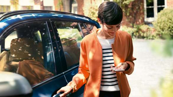 BMW Teleservices BMW Teleservices dame står foran en BMW