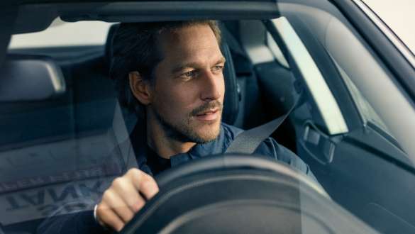 BMW Service Inclusive BMW Service Inclusive mann kjører en BMW