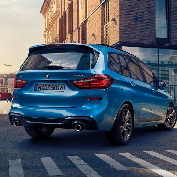 Eksteriør BMW 2-serie Gran Tourer Eksteriør BMW 2-serie Gran Tourer xDrive F46 Facelift 2018 Estoril blå metallic Sett skrått bakfra kjørende i bykjernen