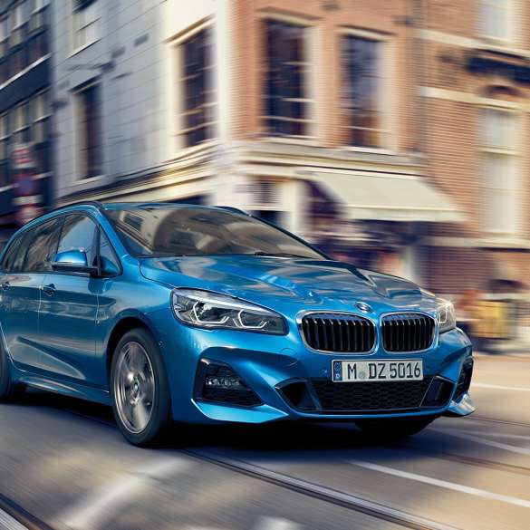 Kjøredynamikk BMW 2-serie Gran Tourer Driving Dynamics BMW 2-serie Gran Tourer F46 2018 Estoril blå metallic sett skrått forfra kjørende i bykjernen
