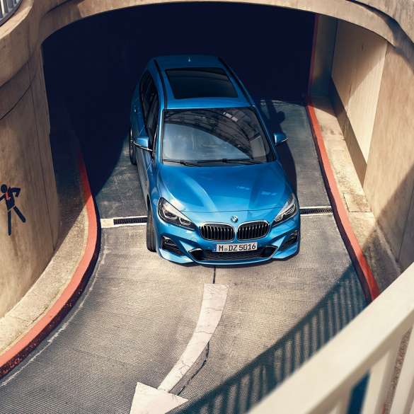 BMW 2-serie Gran Tourer kjørende i parkeringshus BMW 2-serie Gran Tourer F46 Facelift 2018 Estoril blå metallic Sett ovenfra kjørende i parkeringshus