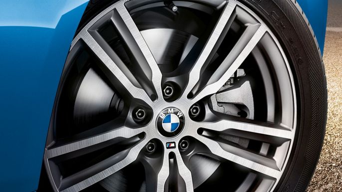 Lettmetallfelger BMW 2-serie Gran Tourer Lettmetallfelger BMW 2-serie Gran Tourer F46 Facelift 2018 Estoril blå metallic Næropptak