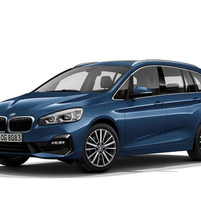 Sett skrått forfra BMW 2-serie Gran Tourer modell Advantage BMW 2-serie Gran Tourer 218i modell Advantage F46 Facelift 2018 Middelhavsblå metallic Sett skrått forfra