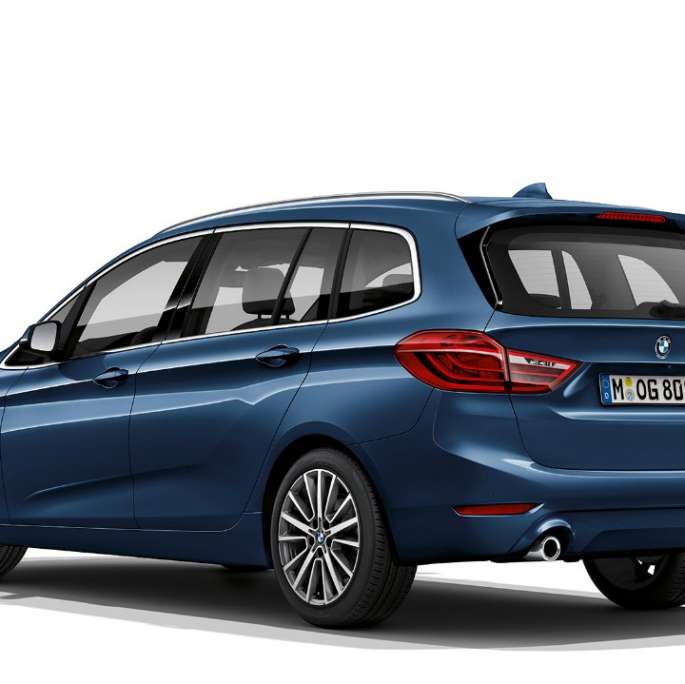 Sett skrått bakfra BMW 2-serie Gran Tourer modell Advantage BMW 2-serie Gran Tourer 218i modell Advantage F46 Facelift 2018 Middelhavsblå metallic Sett skrått bakfra