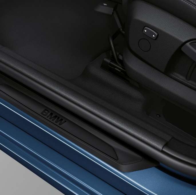 Innstigningslister BMW 2-serie Gran Tourer modell Advantage Innstigningslister BMW 2-serie Gran Tourer 218i modell Advantage F46 2018 Middelhavsblå metallic Næropptak