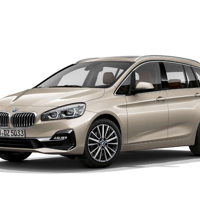 Sett skrått forfra BMW 2-serie Gran Tourer modell Luxury Line BMW 2-serie Gran Tourer 218d xDrive modell Luxury Line F46 Facelift 2018 Jucarobeige metallic Sett skrått forfra
