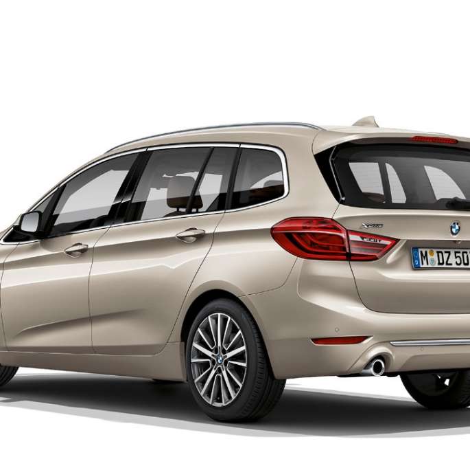 Sett skrått bakfra BMW 2-serie Gran Tourer modell Luxury Line BMW 2-serie Gran Tourer 218d xDrive modell Luxury Line F46 Facelift 2018 Jucarobeige metallic Sett skrått bakfra