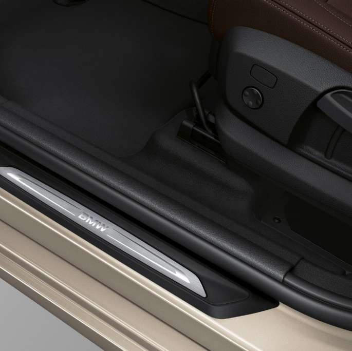 Innstigningslister BMW 2-serie Gran Tourer modell Luxury Line Innstigningslister BMW 2-serie Gran Tourer 218d xDrive modell Luxury Line F46 2018 Jucarobeige metallic Næropptak