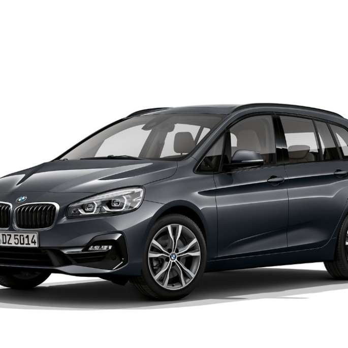 Sett skrått forfra BMW 2-serie Gran Tourer modell Sport Line BMW 2-serie Gran Tourer 220d modell Sport Line F46 Facelift 2018 Mineralgrå metallic Sett skrått forfra