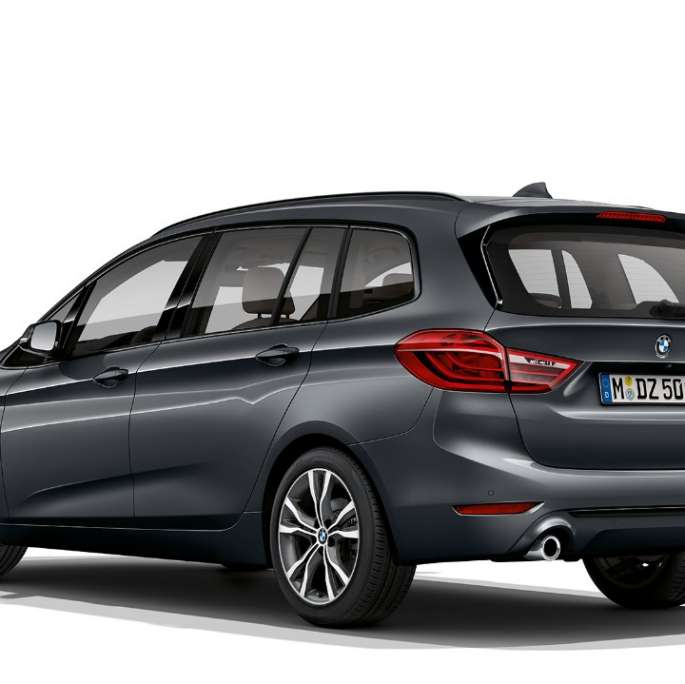 Sett skrått forfra BMW 2-serie Gran Tourer modell Sport Line BMW 2-serie Gran Tourer 220d modell Sport Line F46 Facelift 2018 Mineralgrå metallic Sett skrått forfra