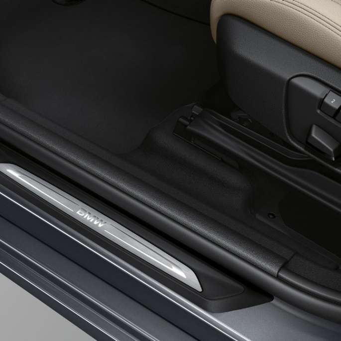 Innstigningslister BMW 2-serie Gran Tourer modell Sport Line Innstigningslister BMW 2-serie Gran Tourer 220d modell Sport Line F46 2018 Mineralgrå metallic Næropptak