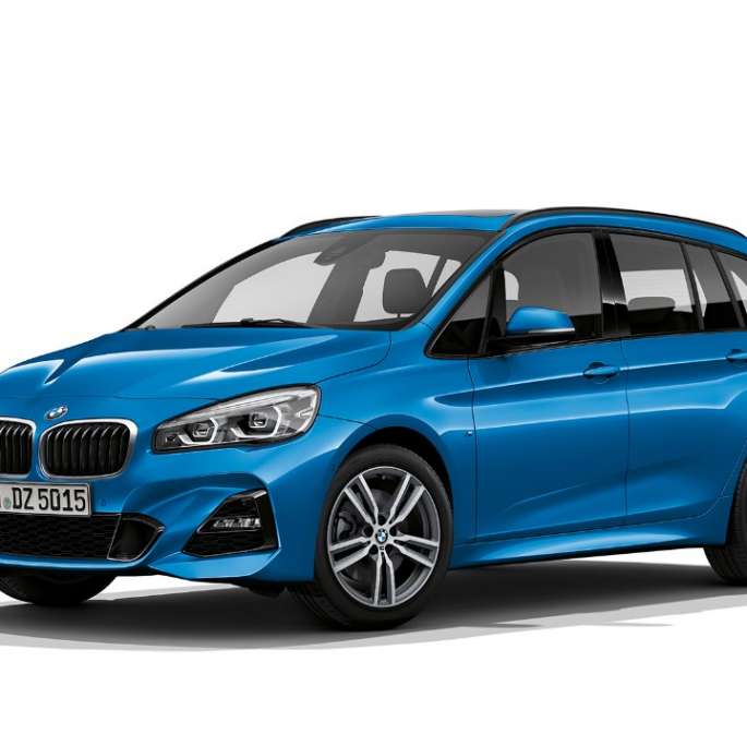 Sett skrått forfra BMW 2-serie Gran Tourer modell M Sport BMW 2-serie Gran Tourer 220d xDrive modell M Sport F46 Facelift 2018 Estoril-blå metallic Sett skrått forfra
