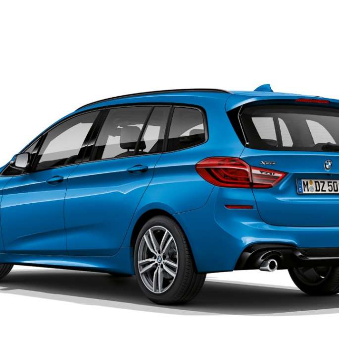 Sett skrått bakfra BMW 2-serie Gran Tourer modell M Sport BMW 2-serie Gran Tourer 220d xDrive modell M Sport F46 Facelift 2018 Estoril-blå metallic Sett skrått bakfra