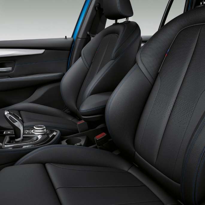 Innstigningslister BMW 2-serie Gran Tourer modell M Sport Innstigningslister BMW 2-serie Gran Tourer 220d xDrive modell M Sport F46 2018 Estoril-blå metallic Næropptak