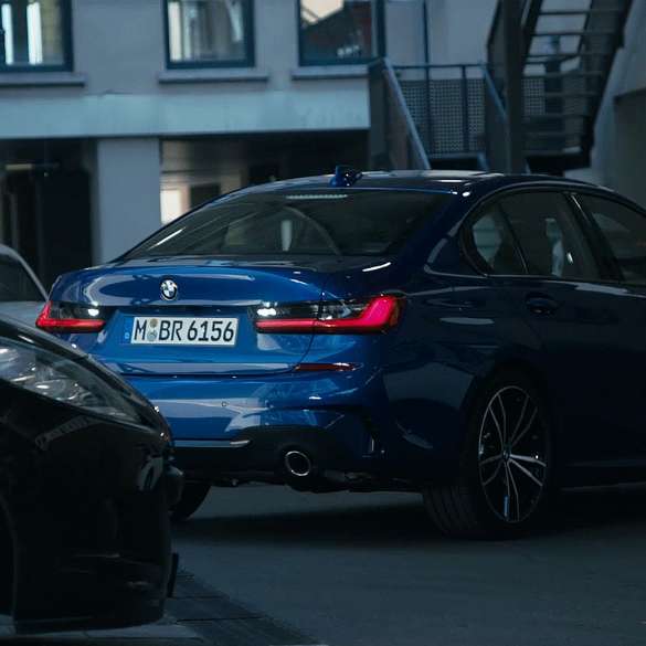 Ryggeassistent i BMW 3-serie Sedan. Nærbilde av skjermene på førerplassen i BMW 3-serie Sedan med ryggeassistent.
