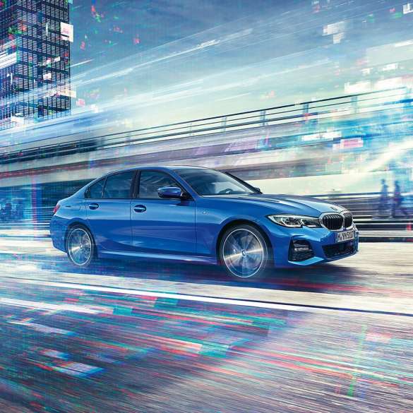 BMW 3-serie Sedan sett fra siden kjørende. BMW 3-serie Sedan sett fra siden kjørende i byen om dagen.