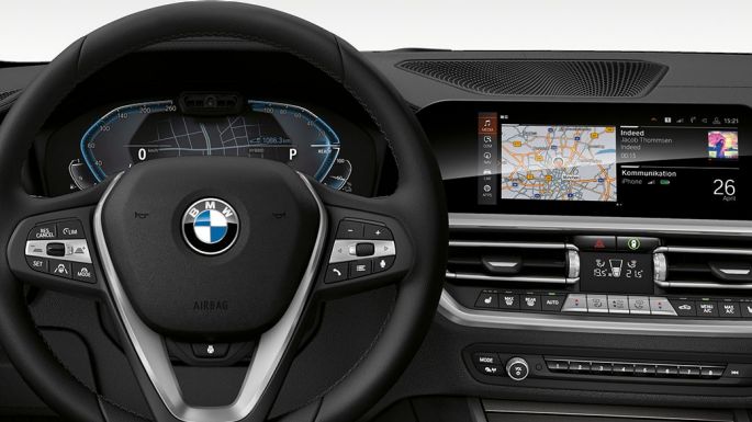 førerplass i BMW 3-serie Sedan. Nærbilde av førerplassen med spesiell i-visning i BMW 3-serie Sedan sett forfra.