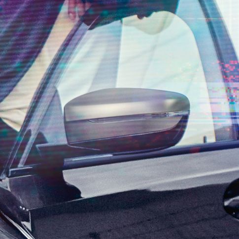Sidespeilhus på BMW 3-serie Sedan. Nærbilde av åpen førerdør med sidespeilhus i ceriumgrå metallic.