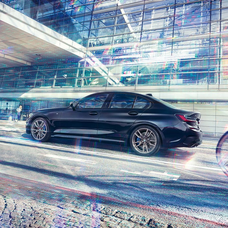 BMW 3-serie Sedan, BMW M340i xDrive. BMW M340i xDrive som står foran bygning i byen, sett fra siden.