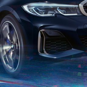 Luftinntak på BMW 3-serie Sedan. Nærbilde av luftinntakene i ceriumgrå metallic på BMW 3-serie Sedan sett fra siden.