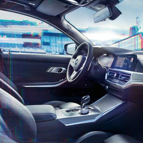 BMW 3-serie Sedan med M kombiinstrument. Nærbilde av kupeen til BMW 3-serie Sedan og førerplass med kombiinstrument med spesiell M-visning sett fra siden.