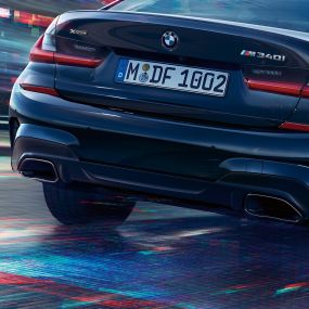 M enderørsdeksler på BMW 3-serie Sedan. Nærbilde av hekken på BMW 3-serie Sedan med spesielle M enderørsdeksler i ceriumgrå metallic.