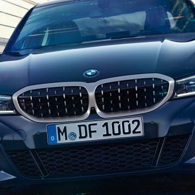 BMW-grill på BMW 3-serie Sedan. Nærbilde av BMW-grillen i ny nettingdesign på BMW 3-serie Sedan M340i xDrive sett forfra.