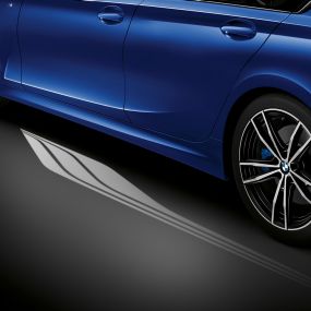 BMW 3-serie sedan, Welcome Light Carpet. Nærbilde av åpen førerdør med Welcome Light Carpet sett fra siden.