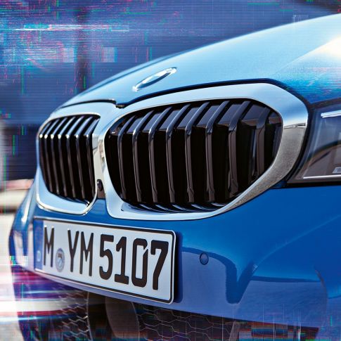 Nyregrillen på BMW 3-serie Sedan. Nærbilde av nyregrillen på BMW 3-serie Sedan sett fra siden.