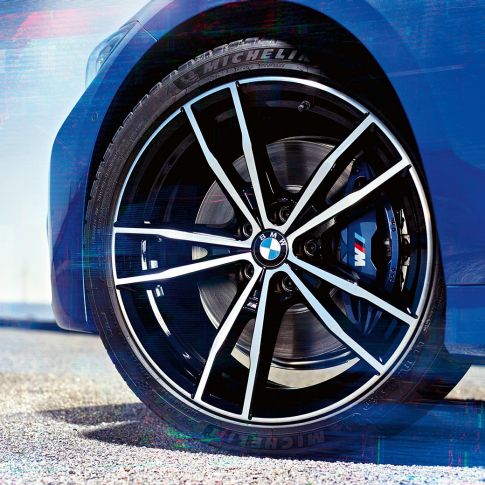 BMW 3-serie Sedan med lettmetallfelger 791 M. Nærbilde av 19" lettmetallfelger 791 M i dypsort på BMW 3-serie Sedan.