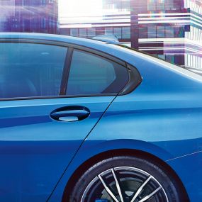 BMW 3-serie Sedan, Hofmeister-knekk. Nærbilde av sidevindu bak med Hofmeister-knekk sett fra siden.