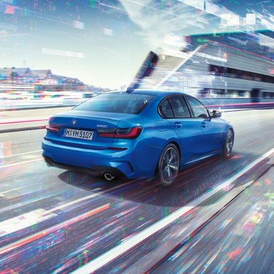 BMW 3-serie Sedan sett skrått bakfra. BMW 3-serie Sedan sett skrått bakfra i byen om dagen.